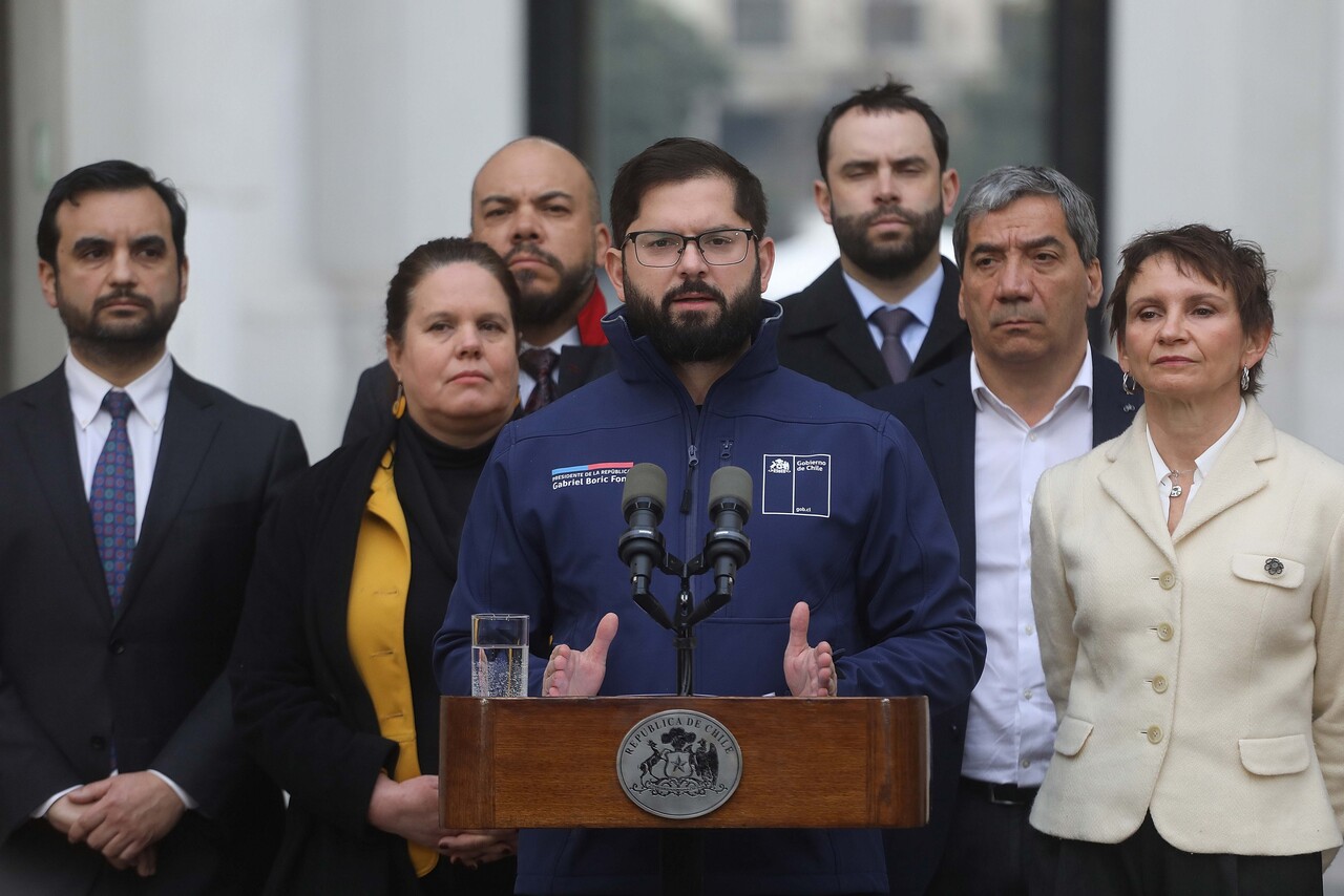 El Presidente Gabriel Boric realiza una vocería a las afueras de La Moneda luego de liderar el Gabinete Pro Seguridad.