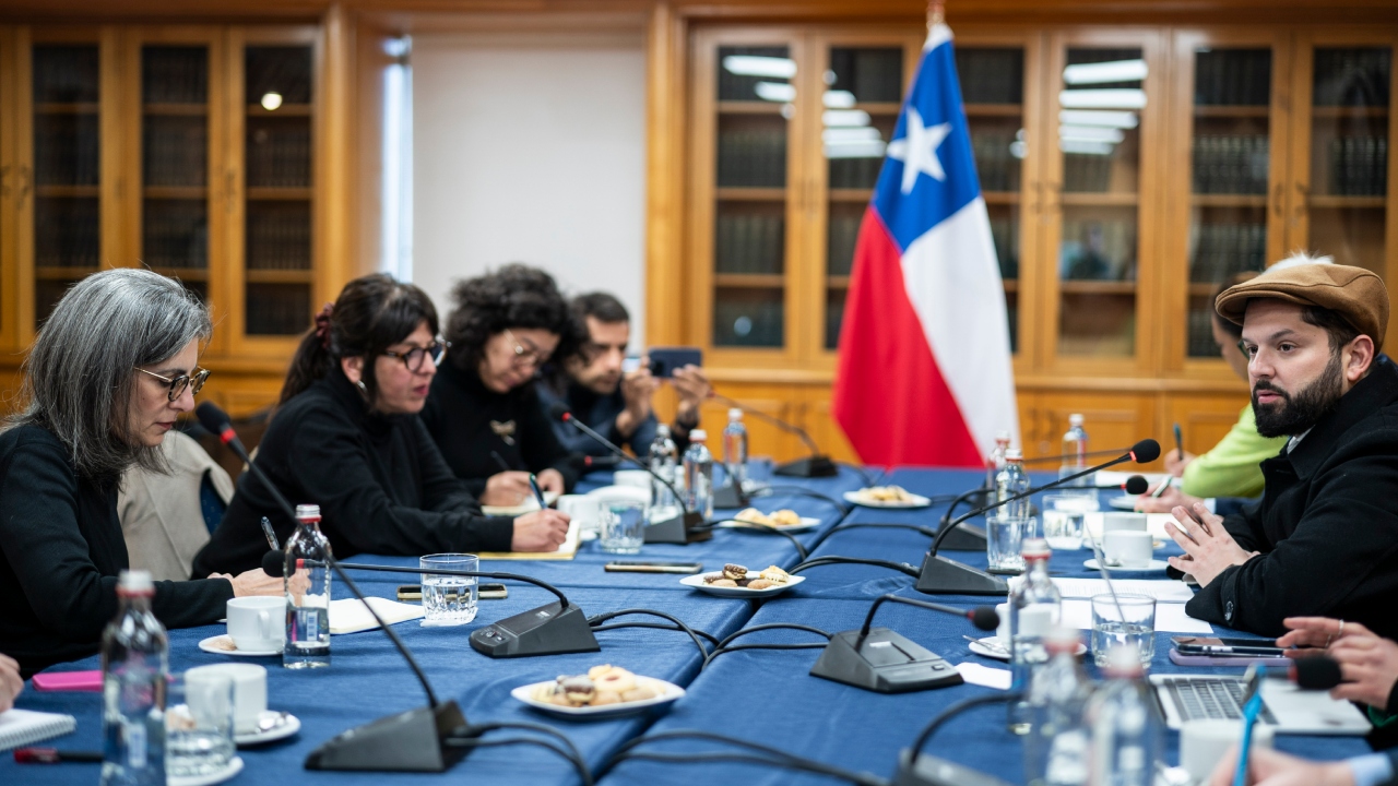 Gabriel Boric con periodistas extranjeros