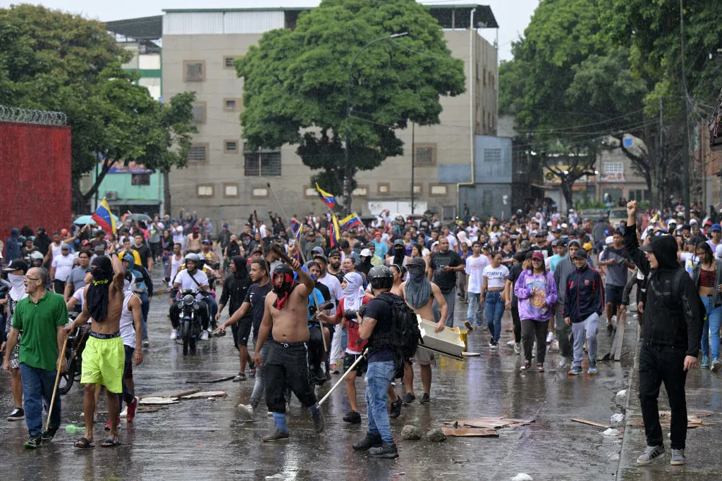 Opositores al gobierno del presidente venezolano Nicolás Maduro protestan en el barrio de Catia, en Caracas, el 29 de julio de 2024. Crédito: YURI CORTEZ/AFP vía Getty Images.