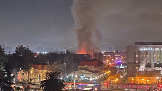 Incendio de grandes proporciones afecta al Hospital Barros Luco