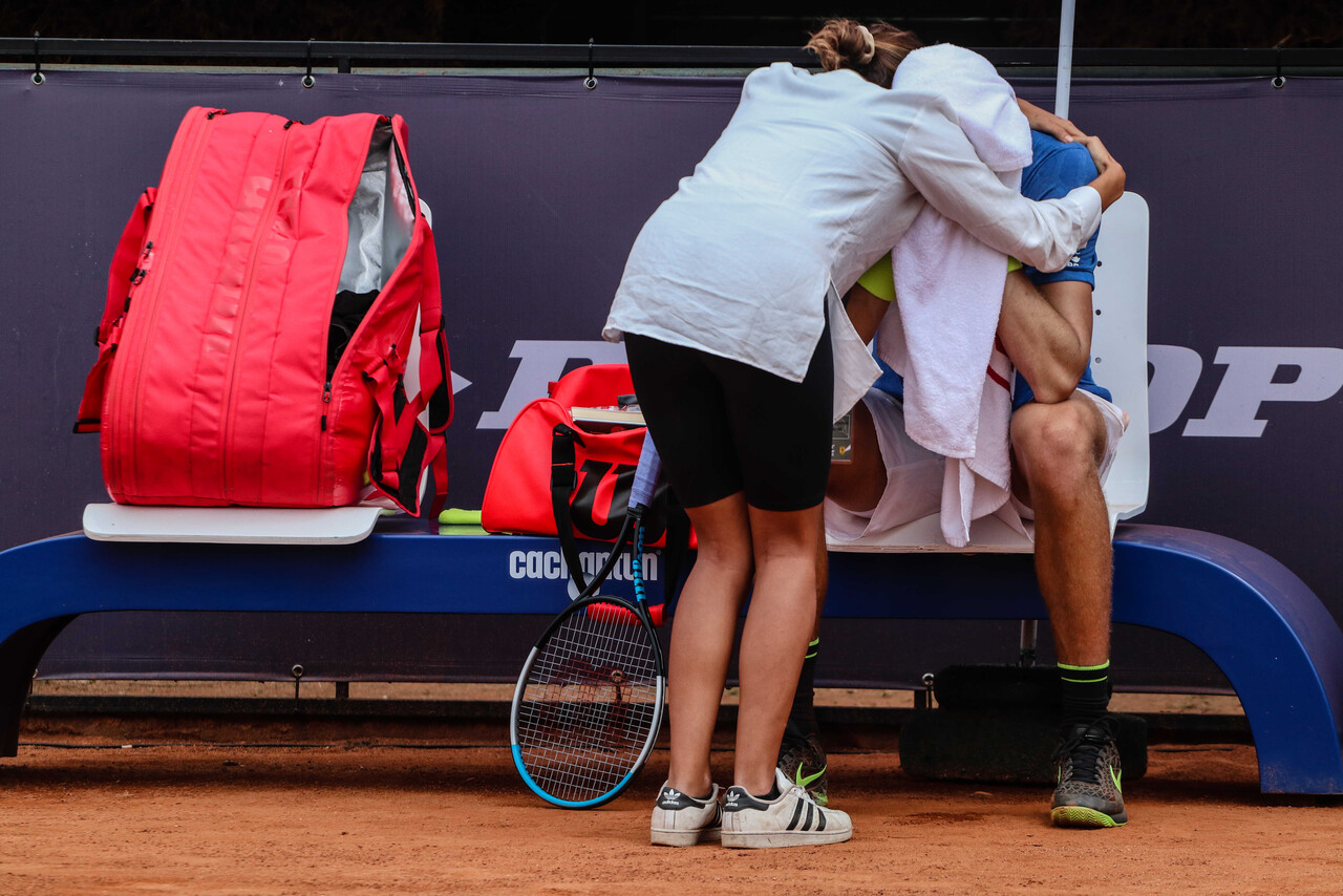 Nicolás Jarry es abrazado por su esposa, Laura, tras ganar su primer partido en el ATP Challenger de Concepción (2019).