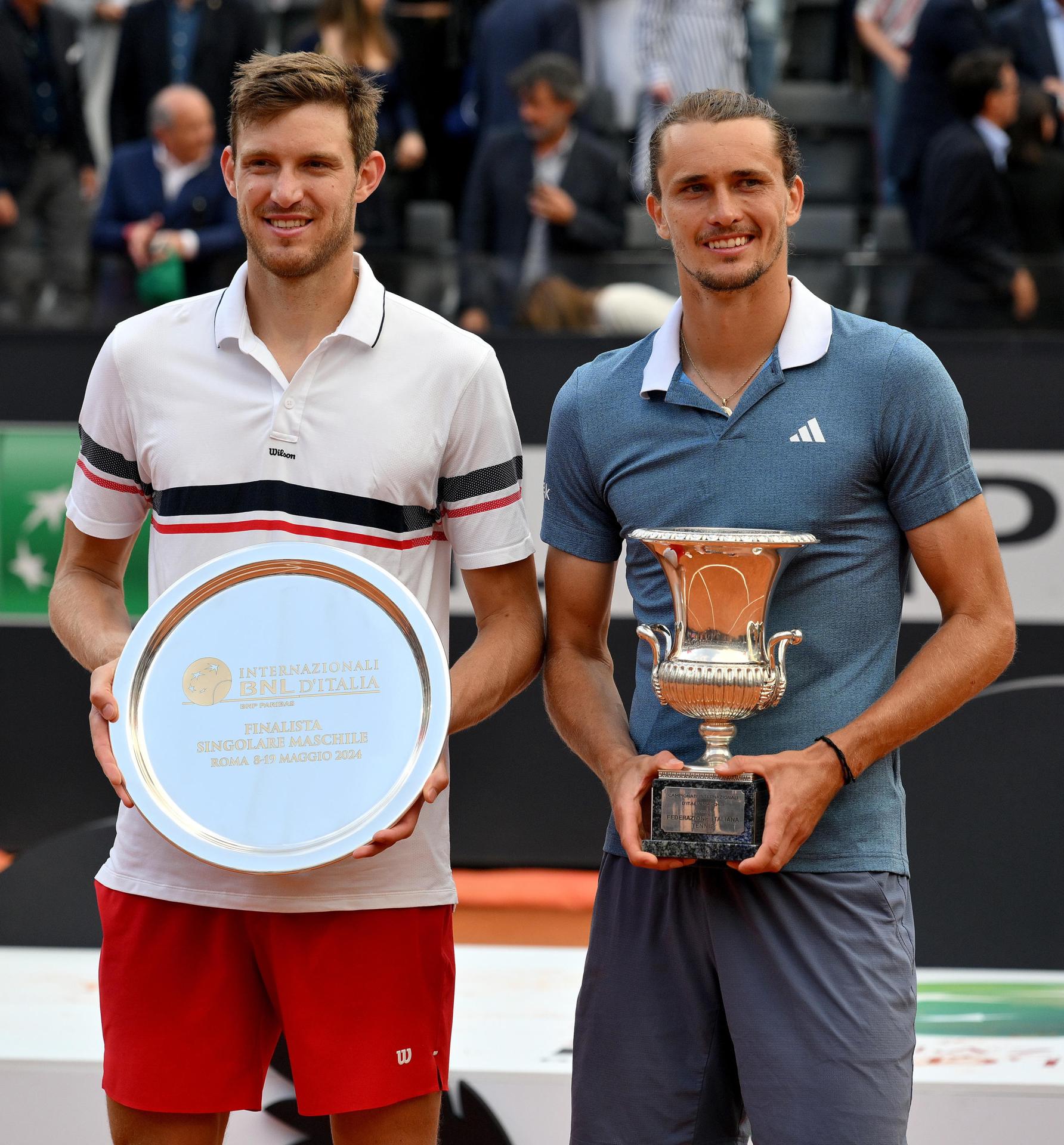 Nicolás Jarry celebra su segundo lugar en Roma junto a su verdugo, el alemán Alexander Zverev / Foto de EFE (2024).