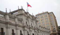 Hombre se prende fuego a lo bonzo y genera alarma frente a La Moneda