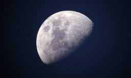 Encuentran evidencia de una cueva subterránea en la Luna ideal para una base lunar