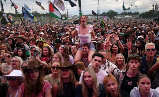 "Malditos idiotas con banderas": El enojo de Noel Gallagher por la politización en el festival Glastonbury