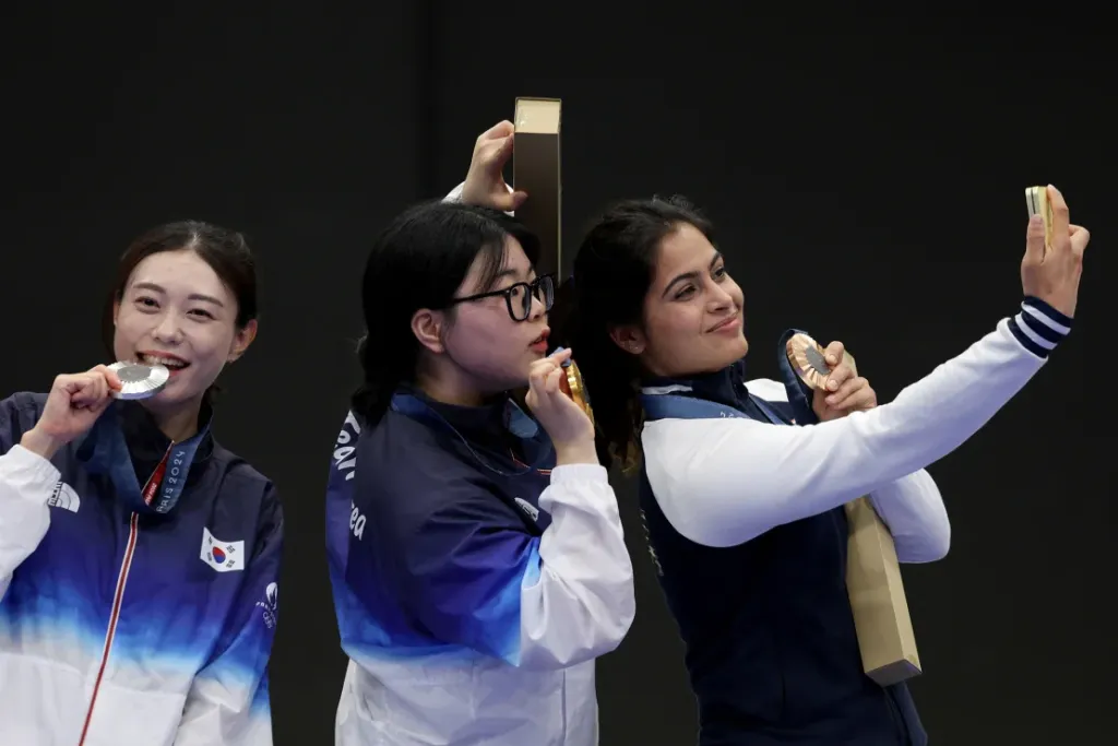 Kim (izquierda) en el podio junto a su compañera de equipo ganadora de la medalla de oro, Oh Ye Jin, y a la medallista de bronce, Manu Bhaker, de la India. (Foto: Alain Jocard/AFP/Getty Images).