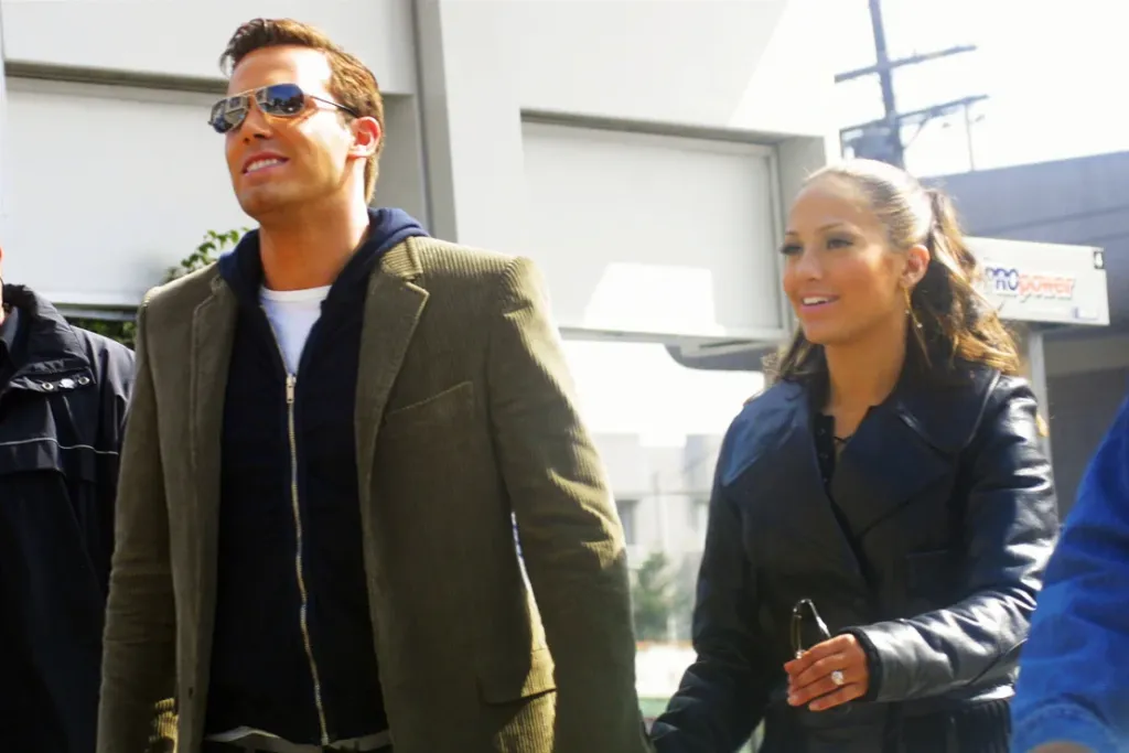 Jennifer Lopez y Ben Affleck en el set de grabación de un video musical para "Jenny From the Block", en 2002. (Crédito: Ben-Ari Finegold/Getty Images)