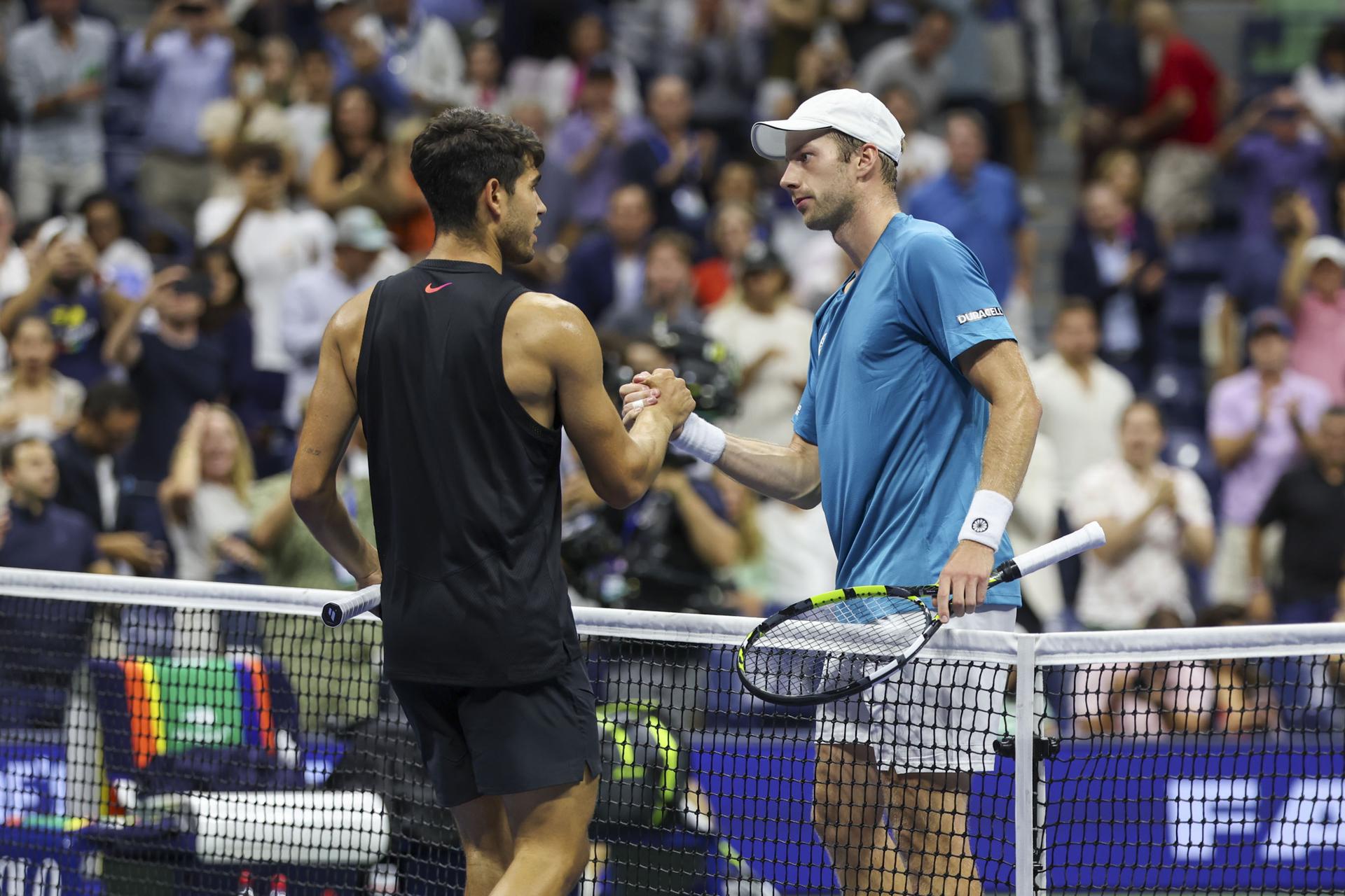 El ganador Botic van De Zandschulp saluda a Carlos Alcaraz al final de un partido de segunda ronda del US Open/EFE/EPA/SARAH YENESEL