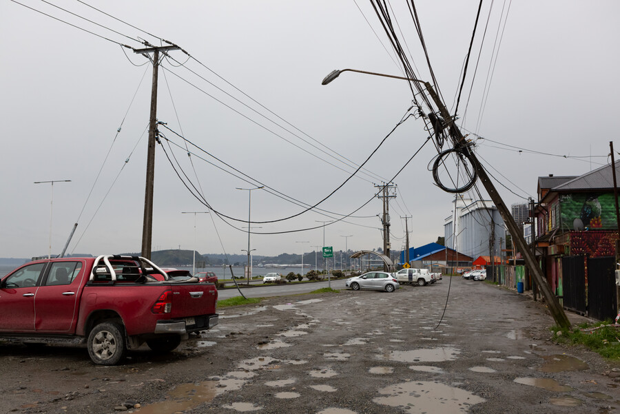 Poste de luz a punto de caer producto de los fuertes vientos en Puerto Montt, Región de Los Lagos/Agencia Uno