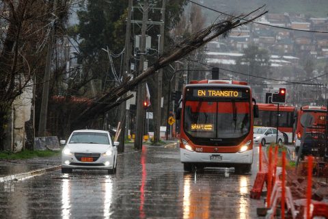 Senapred anuncia nuevo sistema frontal para este lunes en la Región Metropolitana