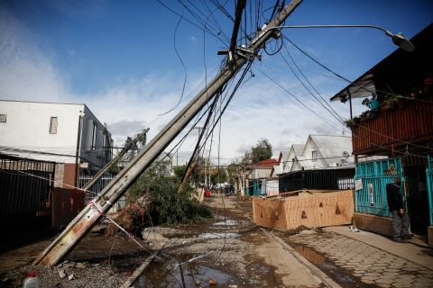 Impacto económico de los cortes de luz: Enel enfrenta caída en sus acciones tras fallas en el servicio