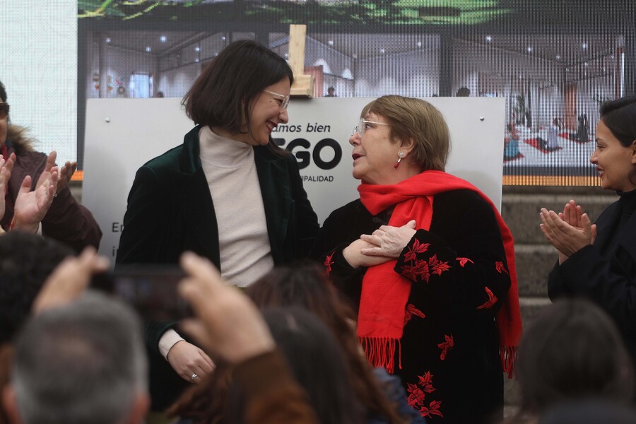 La alcaldesa de Santiago, Iraci Hassler, y la expresidenta Michelle Bachelet, participan en la ceremonia de nombramiento del Centro de Cuidados Municipales, Presidenta Michelle Bachelet, en Santiago/Agencia Uno