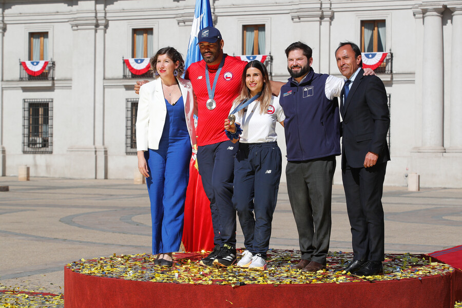 Francisca Crovetto y Yasmani Acosta, medallistas del Team Chile, y el presidente Gabriel Boric, saludan desde La Moneda a la gente que llega a la Plaza de la Constitución/Agencia Uno