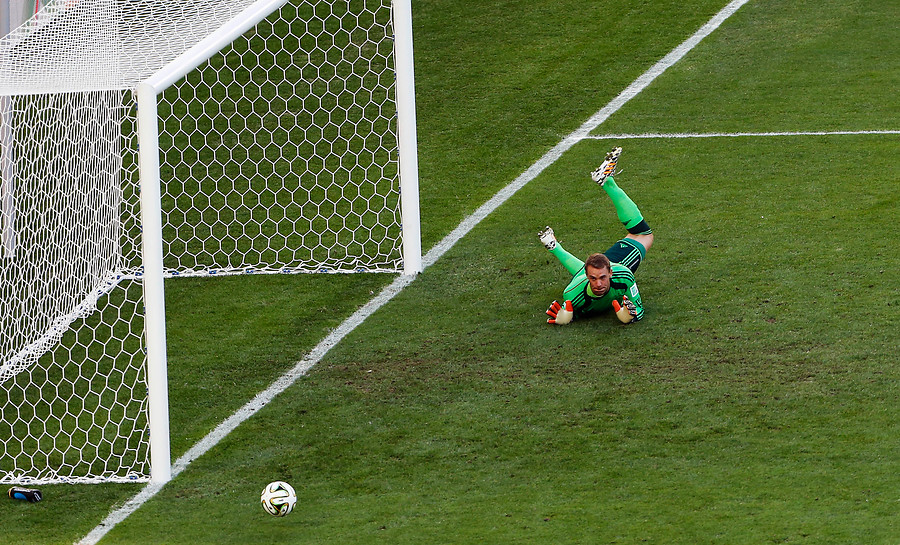 El arquero Manuel Neuer de Alemania, reacciona durante el partido de la final del Mundial de Brasil 2014 ante Argentina en el Estadio Maracaná, en Río de Janeiro, Brasil, el 13 de julio de 2014/Xinhua/Zhou Lei/Agencia Uno