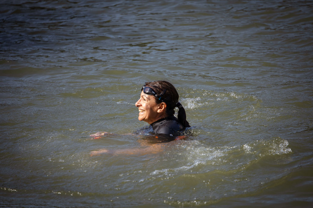 La alcaldesa de París, Anne Hidalgo, nada con un traje de neopreno y gafas en el agua del río Sena en Bras Marie en París, Francia, el 17 de julio de 2024. (Foto: AMAURY CORNU/Hans Lucas/AFP vía Getty Images)