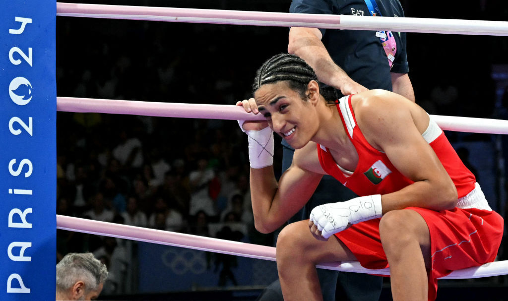 La argelina Imane Khelif sale tras su combate de boxeo en los octavos de final de la preliminar femenina de 66 kg contra la italiana Angela Carini durante los Juegos Olímpicos de París 2024 en el North Paris Arena, en Villepinte, el 1 de agosto de 2024. (Crédito: MOHD RASFAN / AFP)