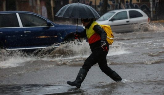 ¡Abran los paraguas!: Esto es lo que lloverá este martes en Santiago y la Región Metropolitana
