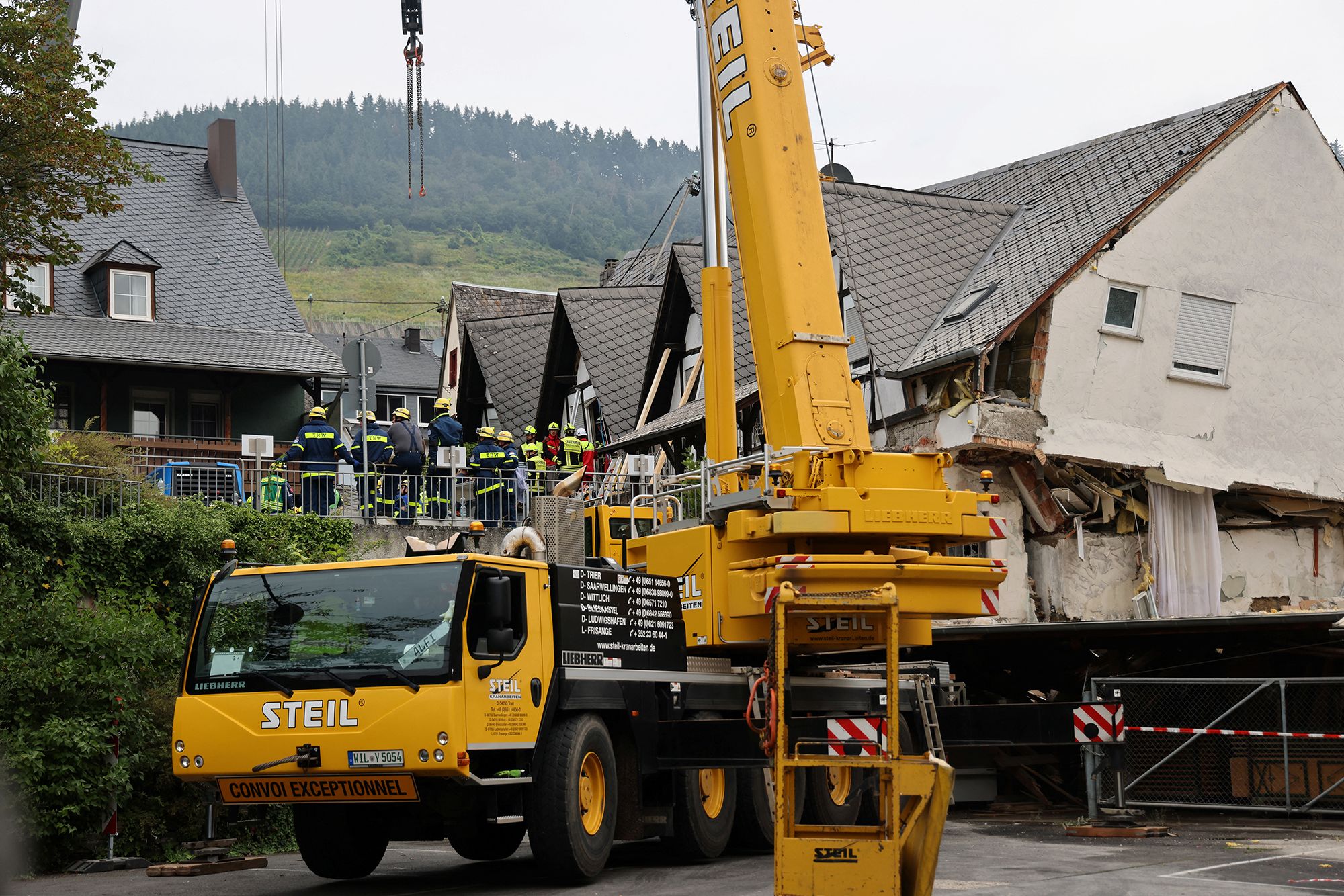 Maquinaria en derrumbe de hotel de Alemania