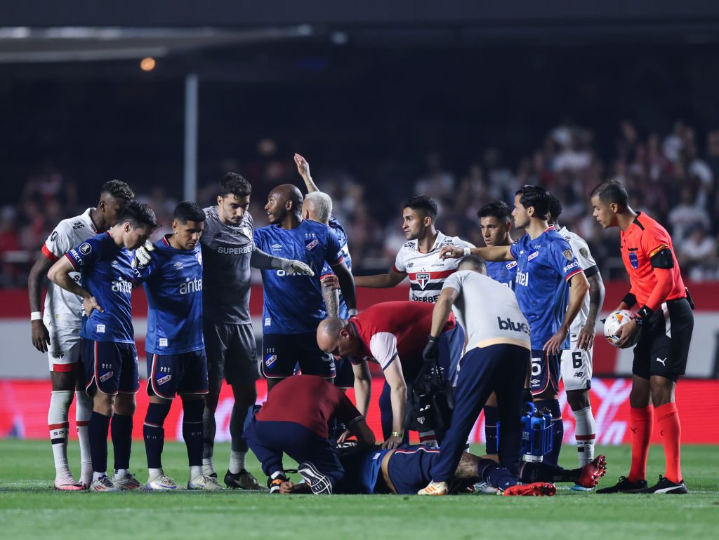 Juan Izquierdo de Nacional recibió atención médica tras desmayarse durante el partido de vuelta de los octavos de final de la Copa CONMEBOL Libertadores 2024 entre Sao Paulo y Nacional en el estadio Morumbí el 22 de agosto de 2024 en Sao Paulo, Brasil. Crédito: Alexandre Schneider/Getty Images