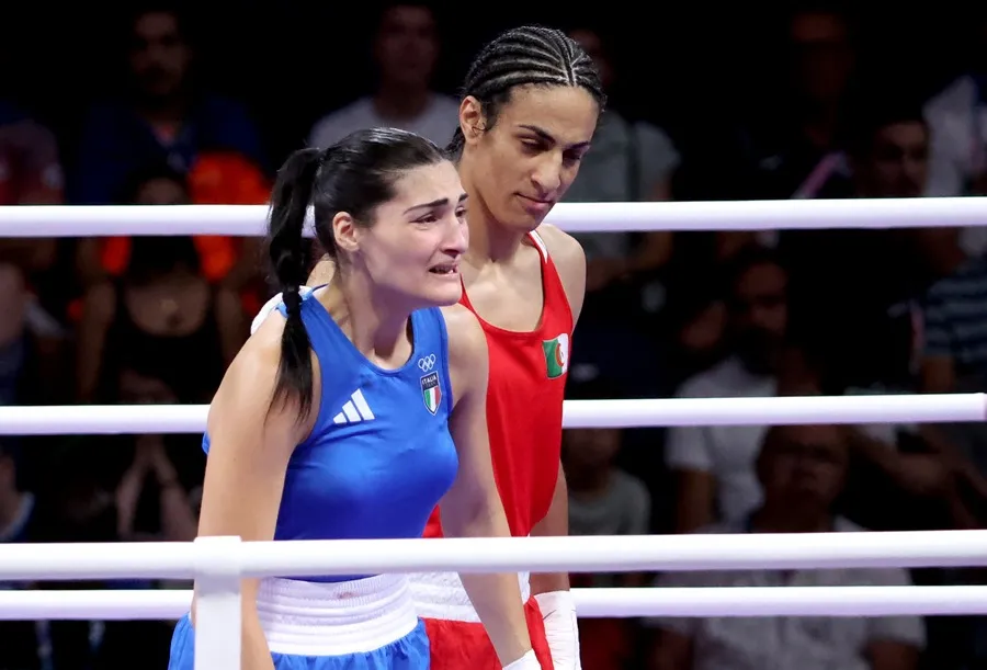 Angela Carini (I) de Italia abandonó su combate en la ronda a de 66kg de 16 contra Imane Khelif de boxeo en los Juegos Olímpicos de París 2024 Villepinte, Francia, 1 de agosto de 2024 (Francia, Italia) EFE/EPA/Yahya Arab