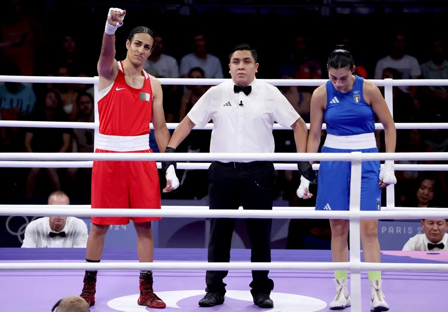 Angela Carini (I) de Italia abandonó su combate en la ronda a de 66kg de 16 contra Imane Khelif de boxeo en los Juegos Olímpicos de París 2024 Villepinte, Francia, 1 de agosto de 2024 (Francia, Italia) EFE/EPA/Yahya Arab