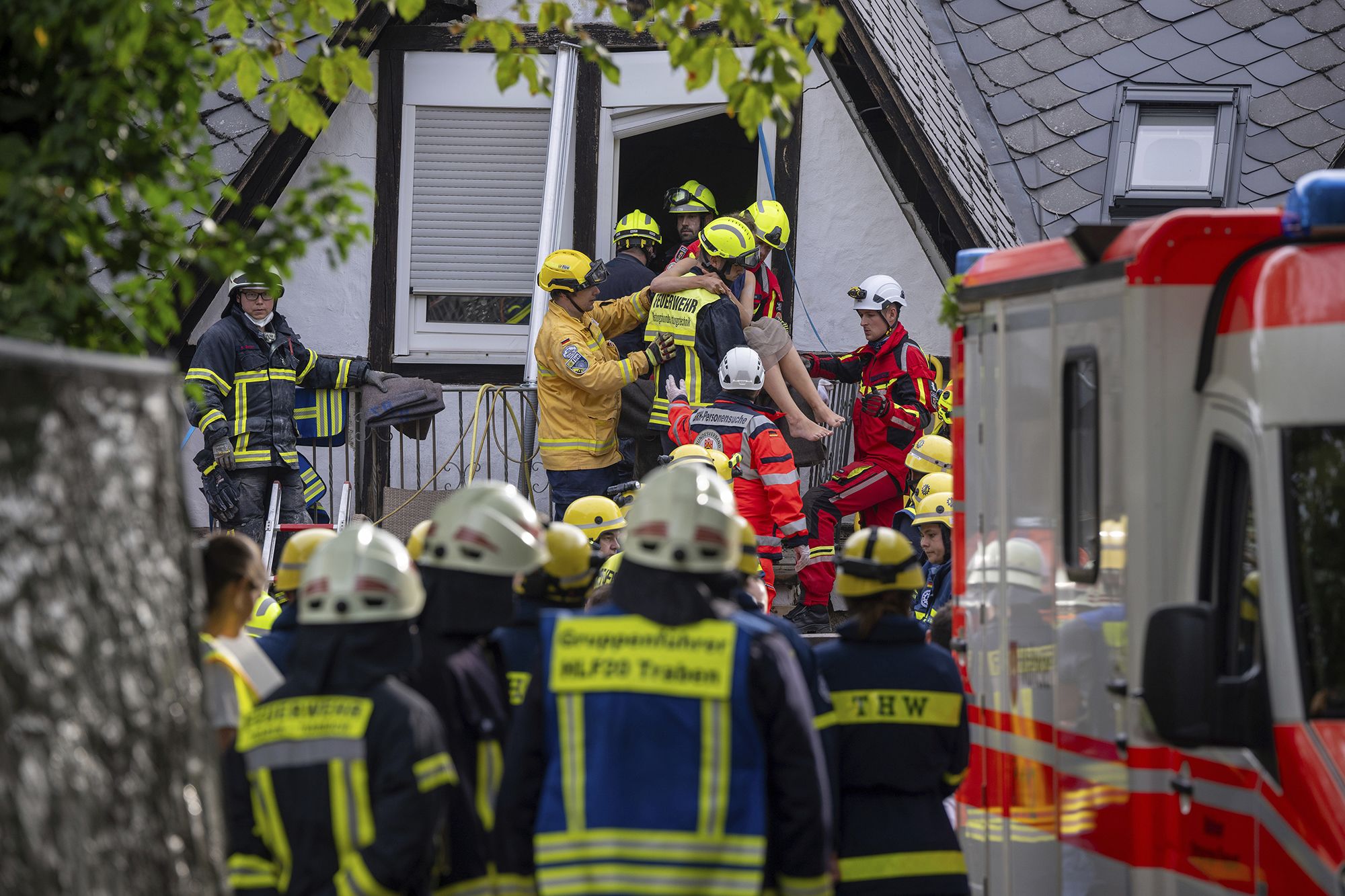 Personal de emergencia en derrumbe de hotel de Alemania