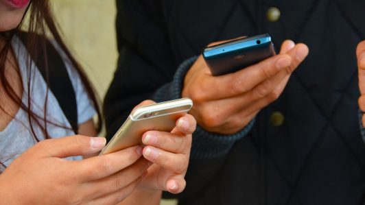 Cámara le pide a Boric implementar campaña contra el uso excesivo de celulares y redes sociales por parte de menores de edad