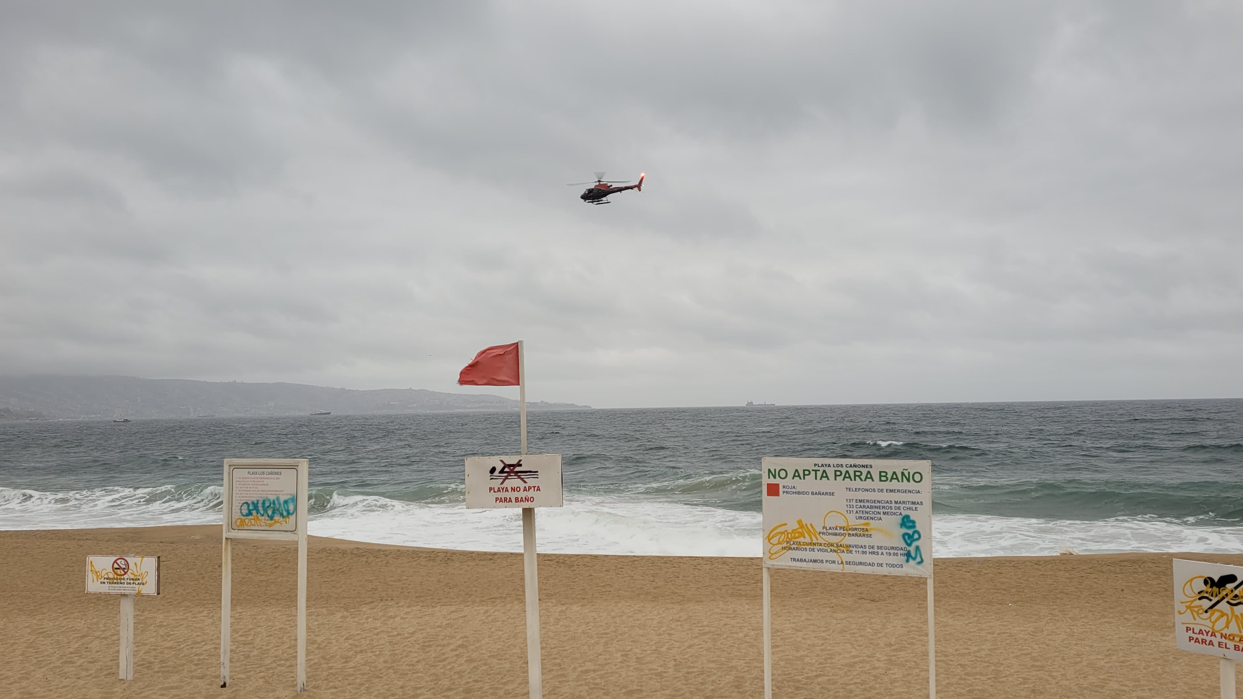 Por cielo, mar y tierra: La larga búsqueda de los equipos de rescate de niña arrastrada por el mar en Viña del Mar