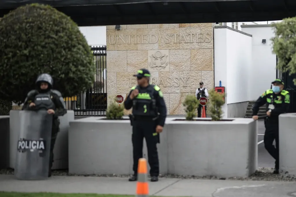 La policía custodia la Embajada de Estados Unidos en Bogotá, Colombia, durante las protestas propalestinas en junio. Crédito: Iván Valencia/AP/Archivo.