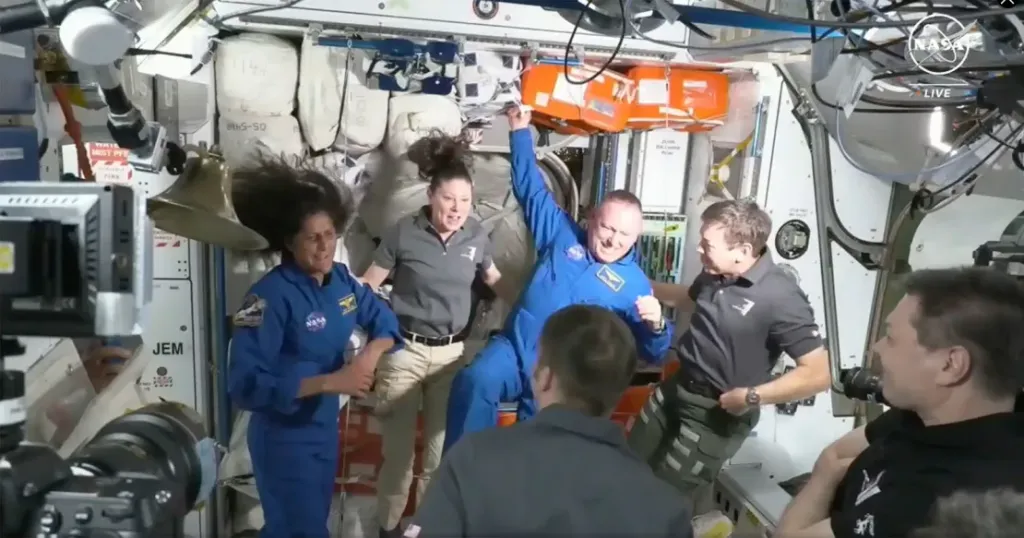 Los astronautas de la NASA Suni Williams y Butch Wilmore son recibidos por la tripulación de la Estación Espacial Internacional el 6 de junio de 2024. (Crédito: NASA/AP)