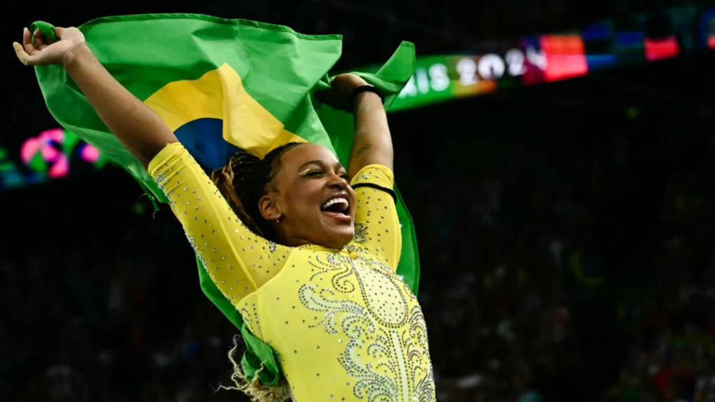 La brasileña Rebeca Andrade, medalla de plata, celebra tras la final femenina del concurso completo de gimnasia artística durante los Juegos Olímpicos de París 2024 en el Bercy Arena de París, el 1 de agosto de 2024. (Foto: LOIC VENANCE/AFP vía Getty Images)