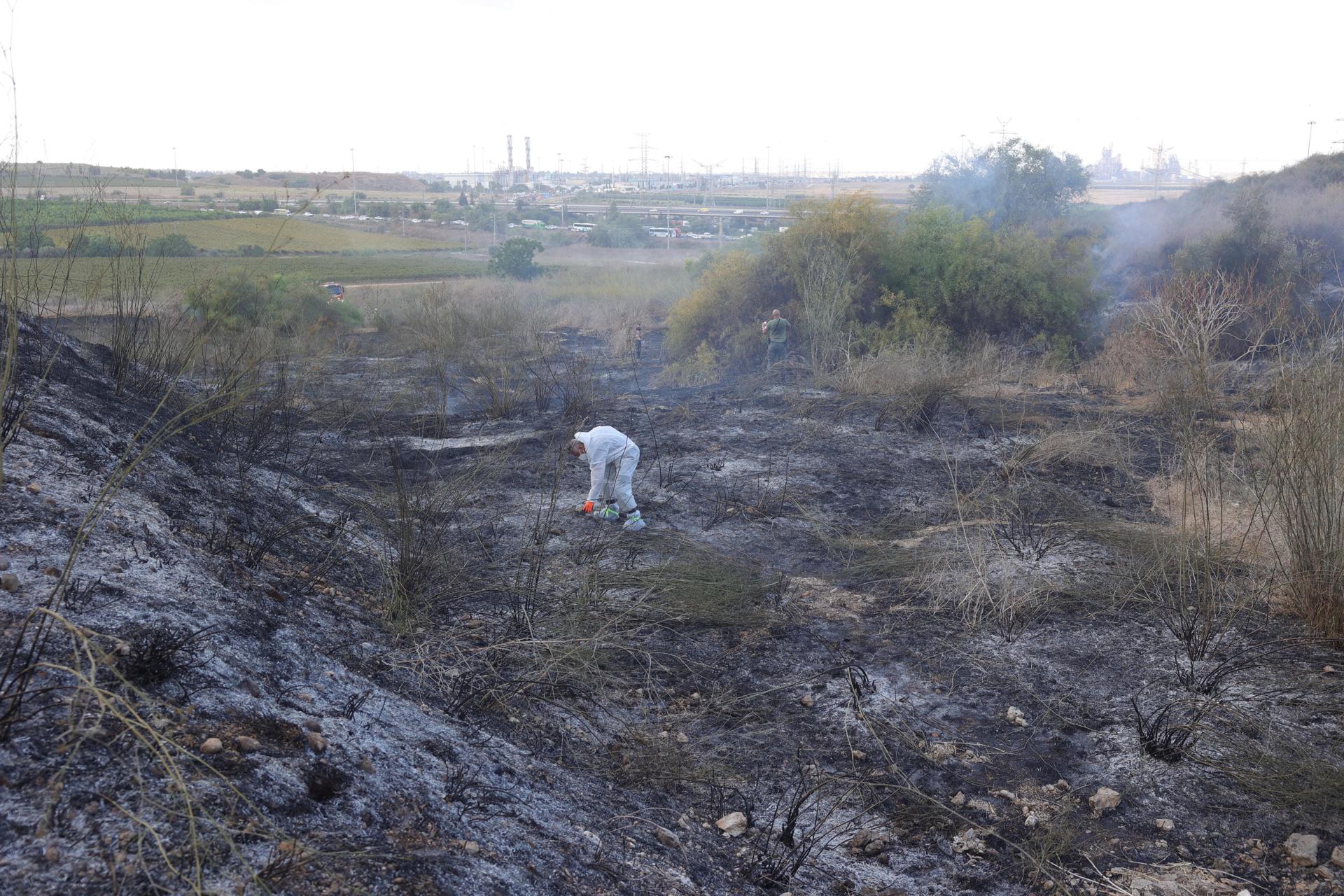 La Unidad de Desactivación de Explosivos de la Policía de Israel examina el lugar del impacto de un misil tierra-tierra cerca de Kfar Daniel, en el centro de Israel, el 15 de septiembre de 2024. Según las Fuerzas de Defensa de Israel (FDI), un misil tierra-tierra disparado desde Yemen cayó en un campo abierto a las afueras de la aldea de Kfar Daniel. No se registraron heridos, añadió la FDI. EFE/EPA/ABIR SULTAN