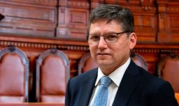 Defensa del ministro Matus denuncia "arbitrariedad" y "persecución obsesiva e injusta" en acusación constitucional