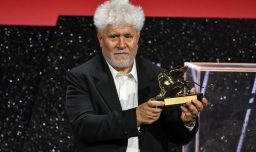 Pedro Almodóvar gana el León de Oro en Venecia con su primera película en inglés