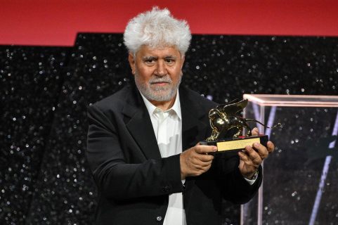 Pedro Almodóvar gana el León de Oro en Venecia con su primera película en inglés