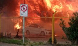 Incendio estructural destruye galpones de feria en Paine: Vehículos de locatarios se han visto afectados