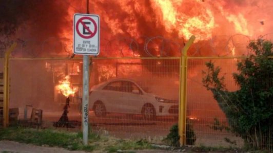 Incendio estructural destruye galpones de feria en Paine: Vehículos de locatarios se han visto afectados