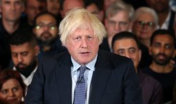 Boris Johnson confiesa que pensó en "invadir" fábrica en Holanda para recuperar vacunas para el COVID-19