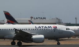 Un millonario aterrizaje: Latam se querella contra pasajero que viajó borracho y obligó a un descenso de emergencia en Lima