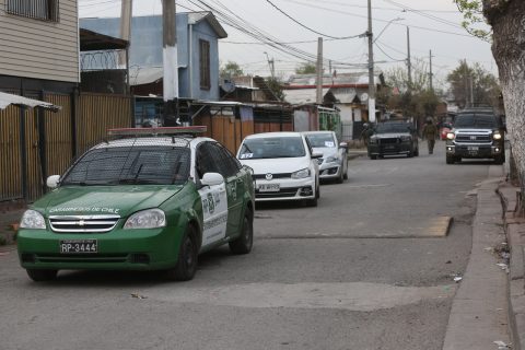 Lo entregó por su mamá: Detienen a delincuente que cayó sobre lactante mientras escapaba por techos de casas en La Pintana