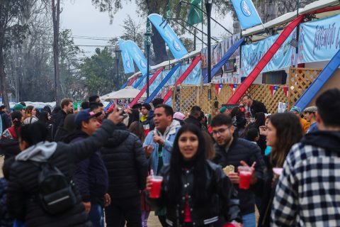 Prepare el paraguas si va a las fondas: Anuncian precipitaciones en la zona centro y sur del país para Fiestas Patrias