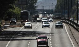 Comienza el éxodo de vehículos desde Santiago con Peaje a Luca: Accidente en la Ruta 78 tiene una pista restringida