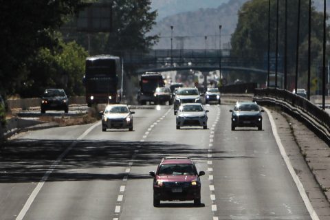 Comienza el éxodo de vehículos desde Santiago con Peaje a Luca: Revisa el estado de las autopistas