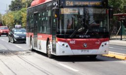 Auto no respetó semáforo en rojo y chocó a bus Red en San Miguel