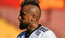 "Solo es culpa de nosotros": La frustración de Vidal tras humillación de Colo Colo ante Fortaleza