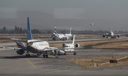 La disputa entre JetSmart, Latam y Sky por las frecuencias aéreas indefinidas de sus vuelos