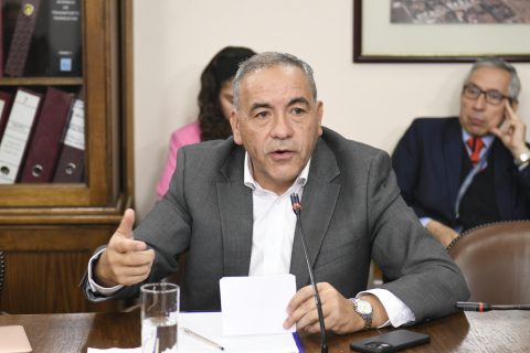 Espinoza contra Manoucheri: Senador afirma que aunque "no tenga simpatía" por Chadwick él tiene "derecho a defenderse"