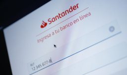 Banco Santander es condenado a devolver millonario monto defraudado a clienta: Estafadores tenían su información bancaria