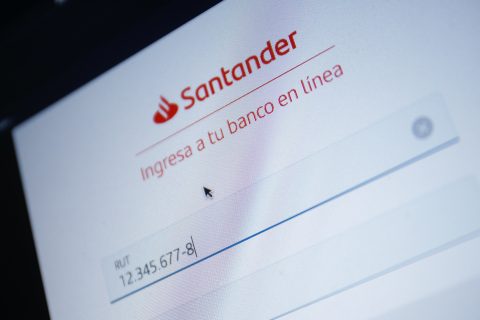 Banco Santander es condenado a devolver millonario monto defraudado a clienta: Estafadores tenían su información bancaria