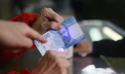 "Mire, incline y toque": Lanzan campaña para identificar billetes falsos previo a celebraciones de Fiestas Patrias